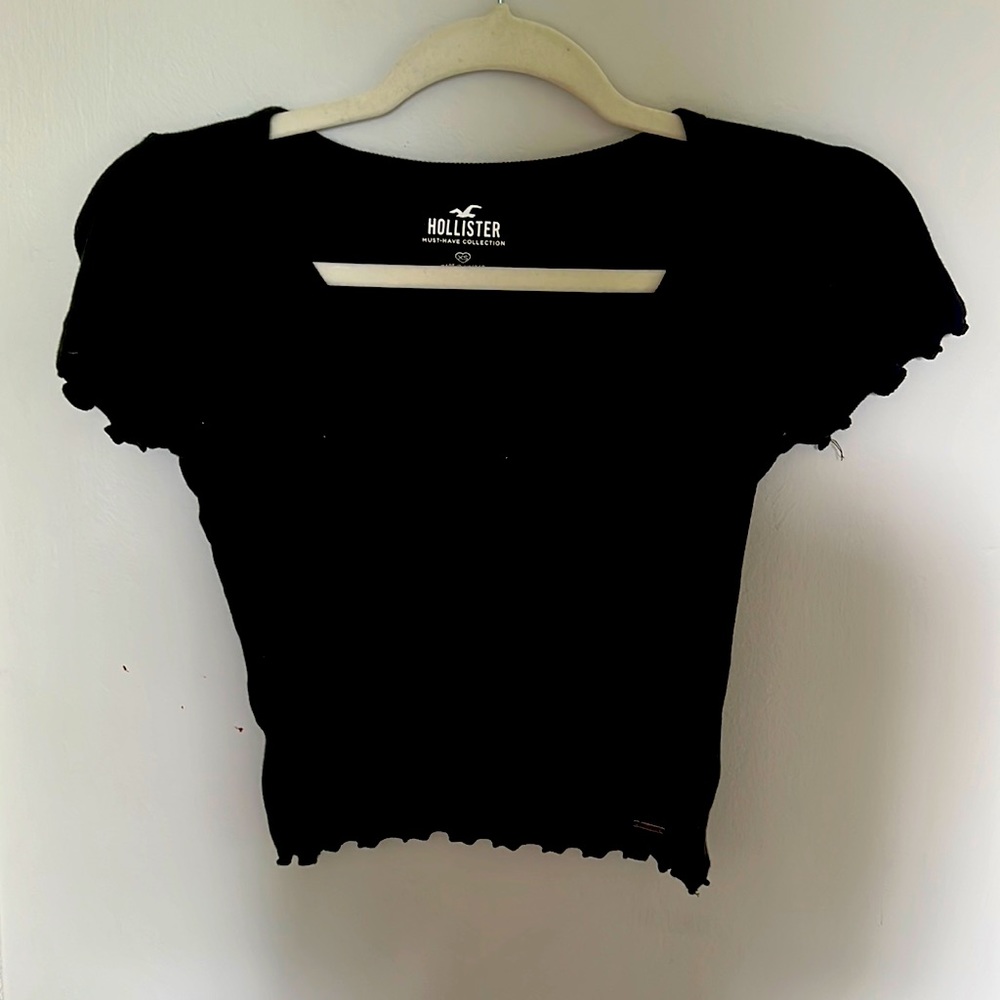 Cropped black must have Hollister tee.